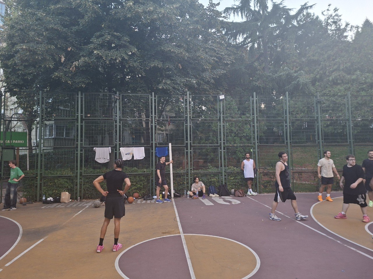 Ihlamur Sitesi sahasında akşamüstü maç / Evening pickup game at the Ihlamur Sitesi court