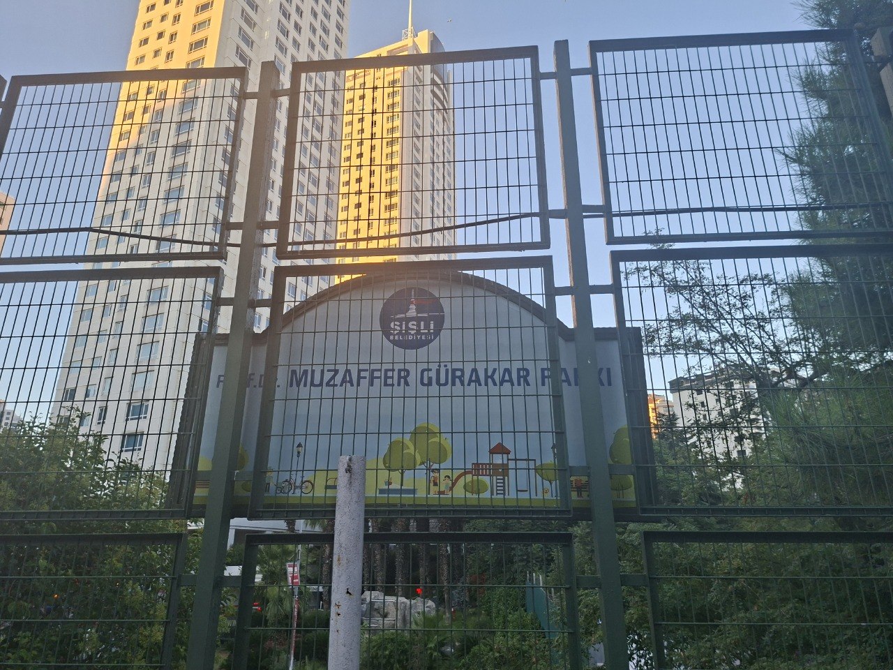 Prof. Dr. Muzaffer Gürakar Parkı girişi / Park entrance sign